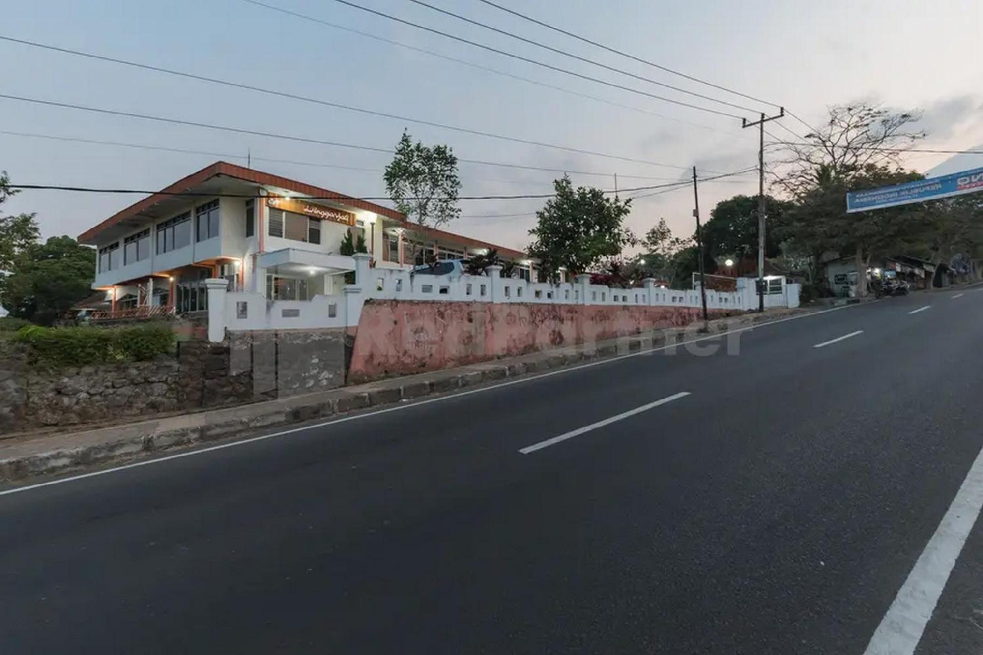 Hotel Linggarjati Near Natural Park Twa Linggarjati Ngoại thất bức ảnh